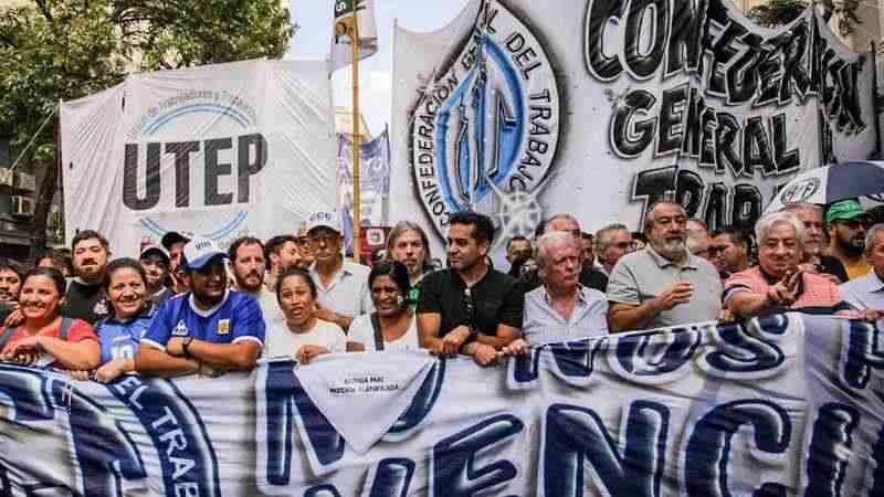 Sindicatos de Argentina conmemoran el 1 de Mayo en la calle en rechazo a la «motosierra» de Milei