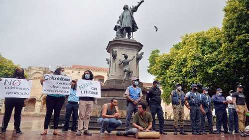 manifestante estatua de colon