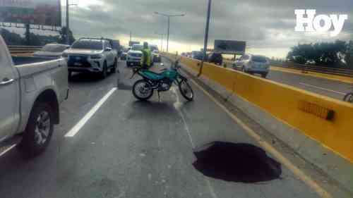 socavon en la autopista duarte km 12