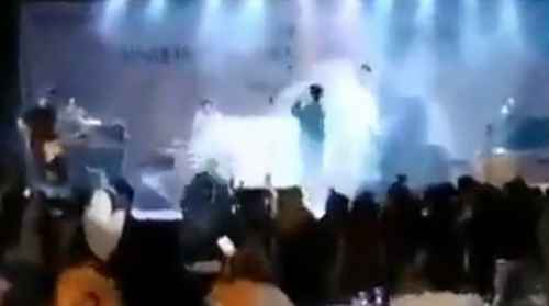 Momentos en que el Tsunami de Indonesia arrasa un concierto