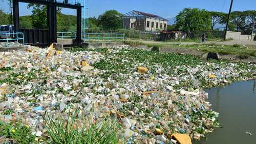 basura en canal de riego