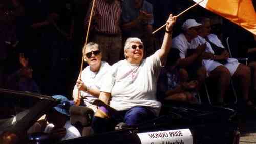 Grand Marshalls de Vancouver Pride en 1999 Bridget Coll y Chris Morrissey