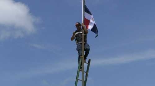DGDC coloca nueva Bandera en la Avenida 30 de Mayo