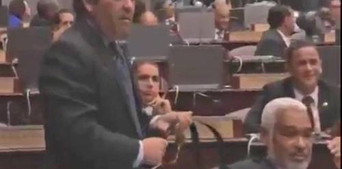 Noe CAMACHO saca correa a Faride Raful