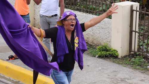Bajo Llovizna Santiagueros se movilizan para recibir a Danilo 