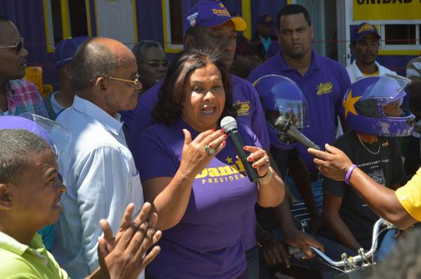 Thelma entrega 200 laptops