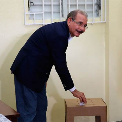 Danilo Medina votando