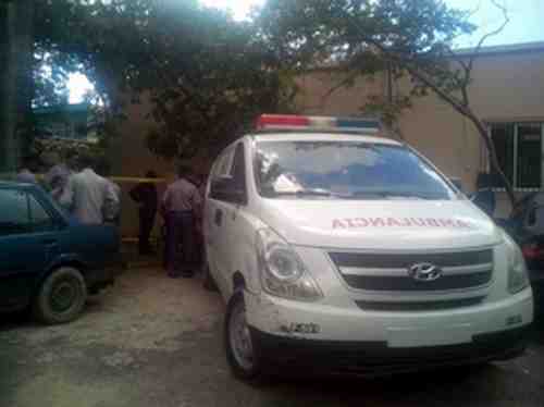 marino mata mujer frente a policias en juzgado un civil lo persigue y ayuda apresarlo