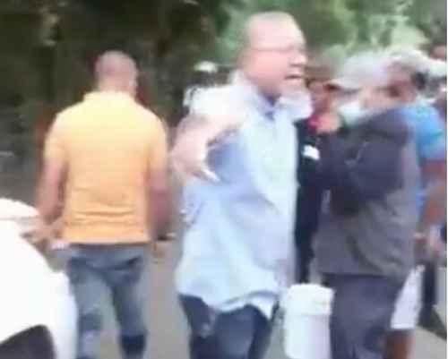 Dirigente del PRM desafía toque de queda amenazando la policía